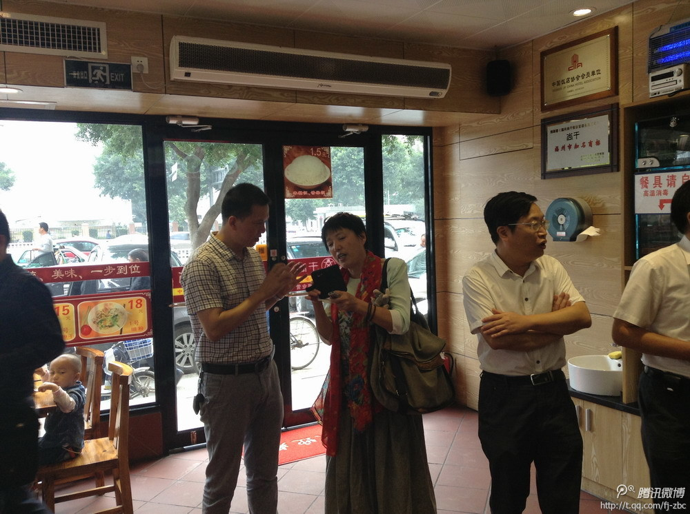 中共福州市委組織部副部長(zhǎng)郭榮貴、臺(tái)江區(qū)委組織部部長(zhǎng)陳高英陪同下蒞臨福州尚干餐飲管理公司寶龍店調(diào)研